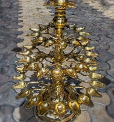 Aal Vilakku with 51 Wicks | Traditional Brass Temple Lamp