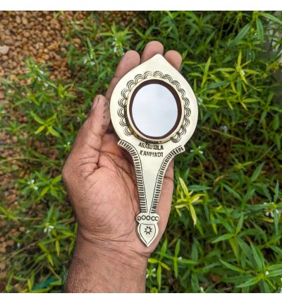 Valkannadi – Traditional Aranmula Kannadi with Handle | 2 Inch Handmade Metal Mirror