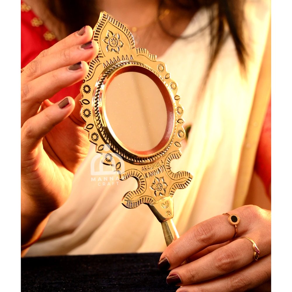 Aranmula Vaalkannadi – Authentic Handmade Metal Mirror (2.5 Inch Mirror Dia)