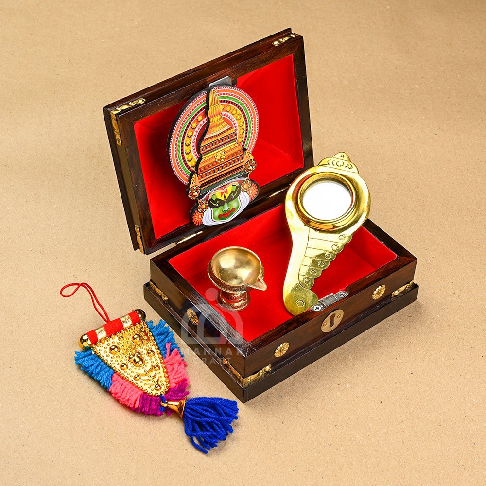 Mannar Craft Onam Combo – Shank model Vaal Kannadi, Jewel Box, Kuber Diya, Kathakali Fridge Magnet & Nettipattam