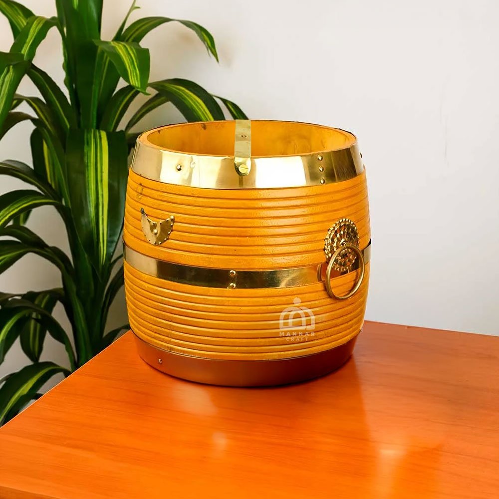 Wooden Plaavu Vadi Para with Brass Decoration – Kerala Traditional Decor